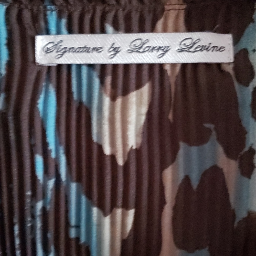 Signature By Larry Levine Pleated Ruffles Top - Picture 2 of 4